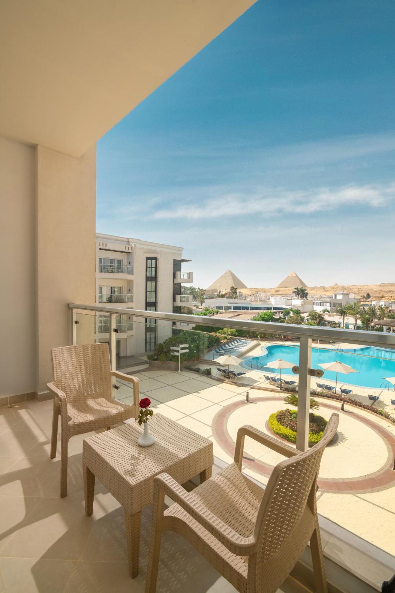 Steigenberger Pyramids Cairo Hotel Al Kawm al Akhdar Bagian luar foto The pyramids from the hotel
